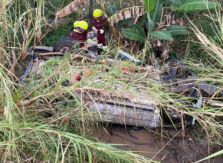 Padres e freira ficam feridos após carro despencar em ribanceira no Paraná