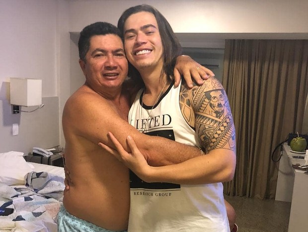 Pai de Whindersson Nunes pede orações pelo neto internado na UTI