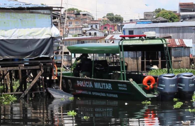 Jovem é preso com armamento de guerra e centenas de remédios em palafita de Manaus