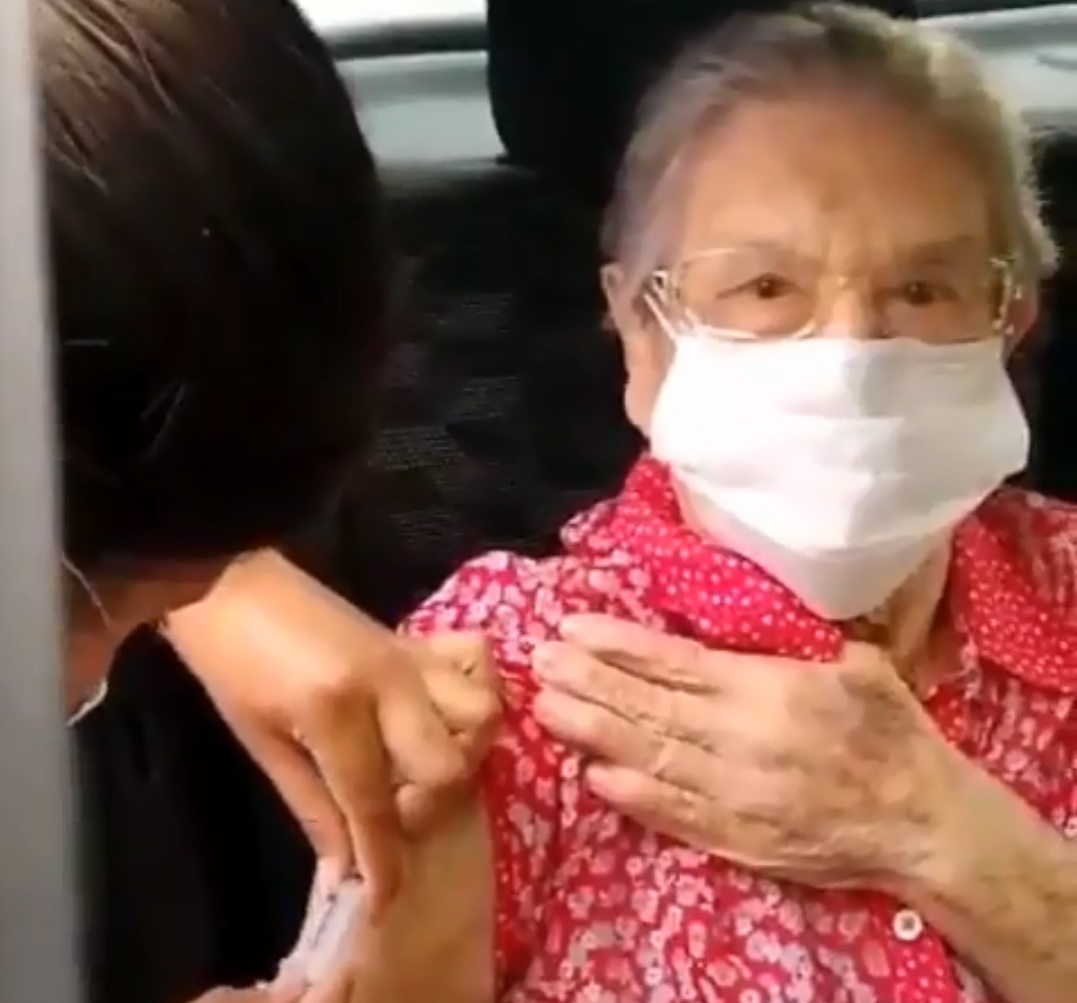 Apresentadora Palmirinha Onofre é vacinada contra Covid-19 aos 89 anos