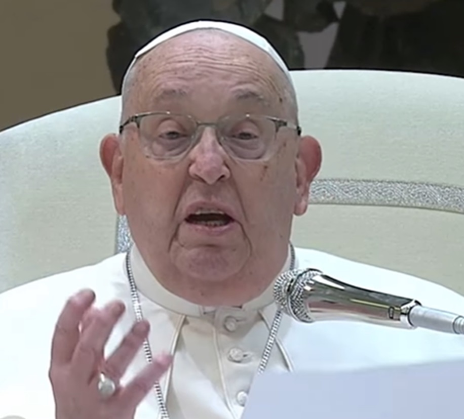 Internado, Papa Francisco sofre dois episódios de insuficiência respiratória aguda