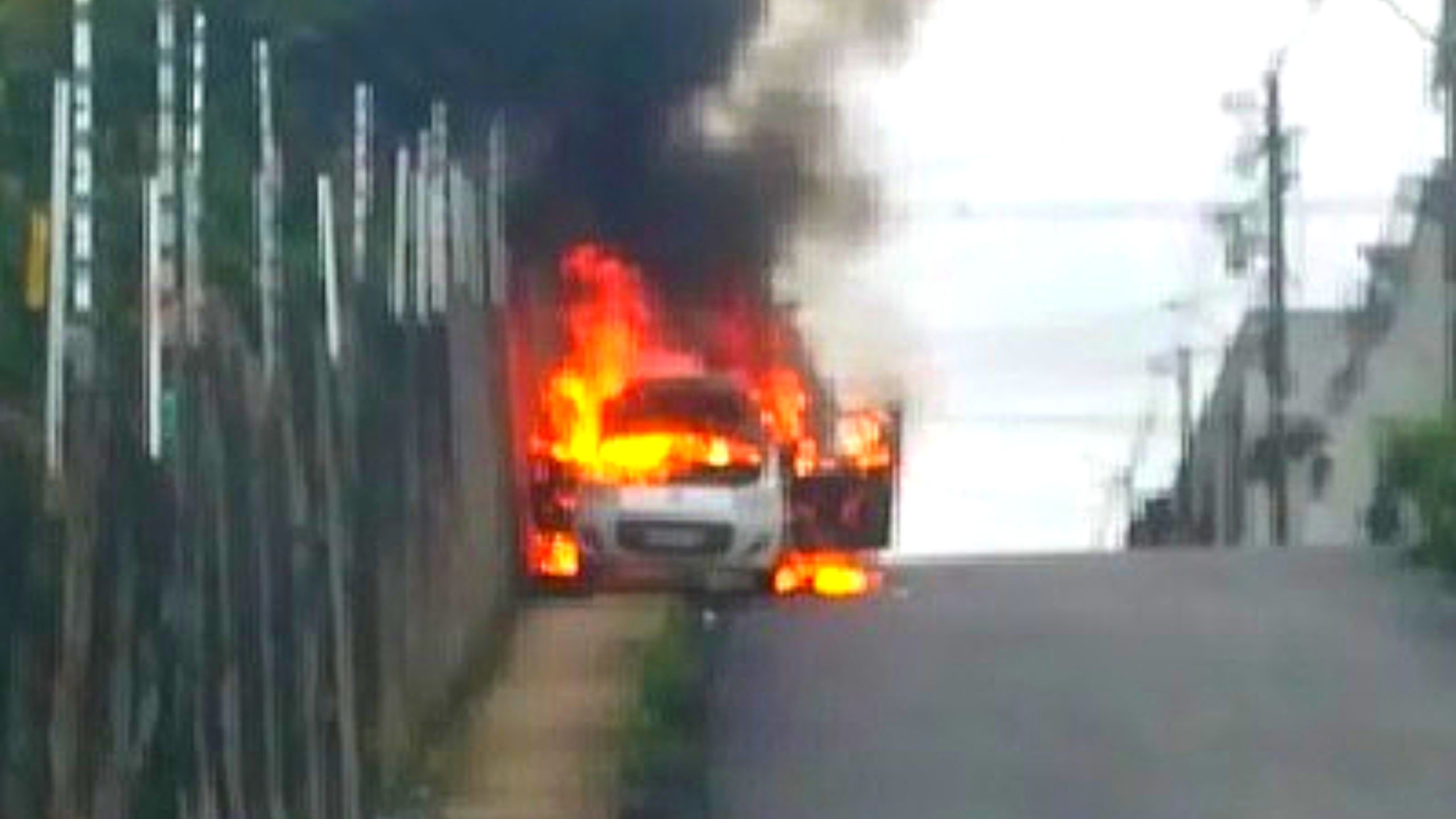Desgovernado, carro em chamas desce ladeira e atinge casa em Manaus; vídeo