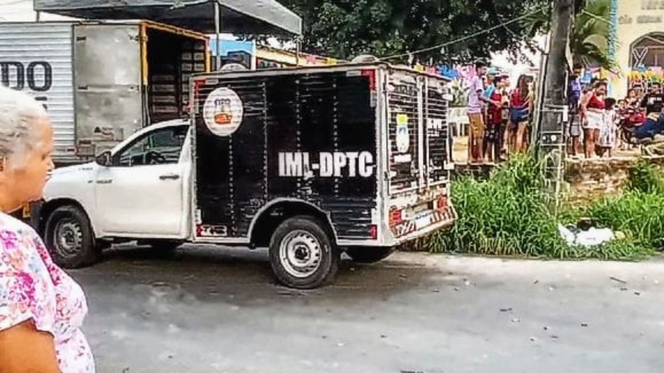 Motociclista é arremessado contra muro e morre em acidente com carro em Manaus
