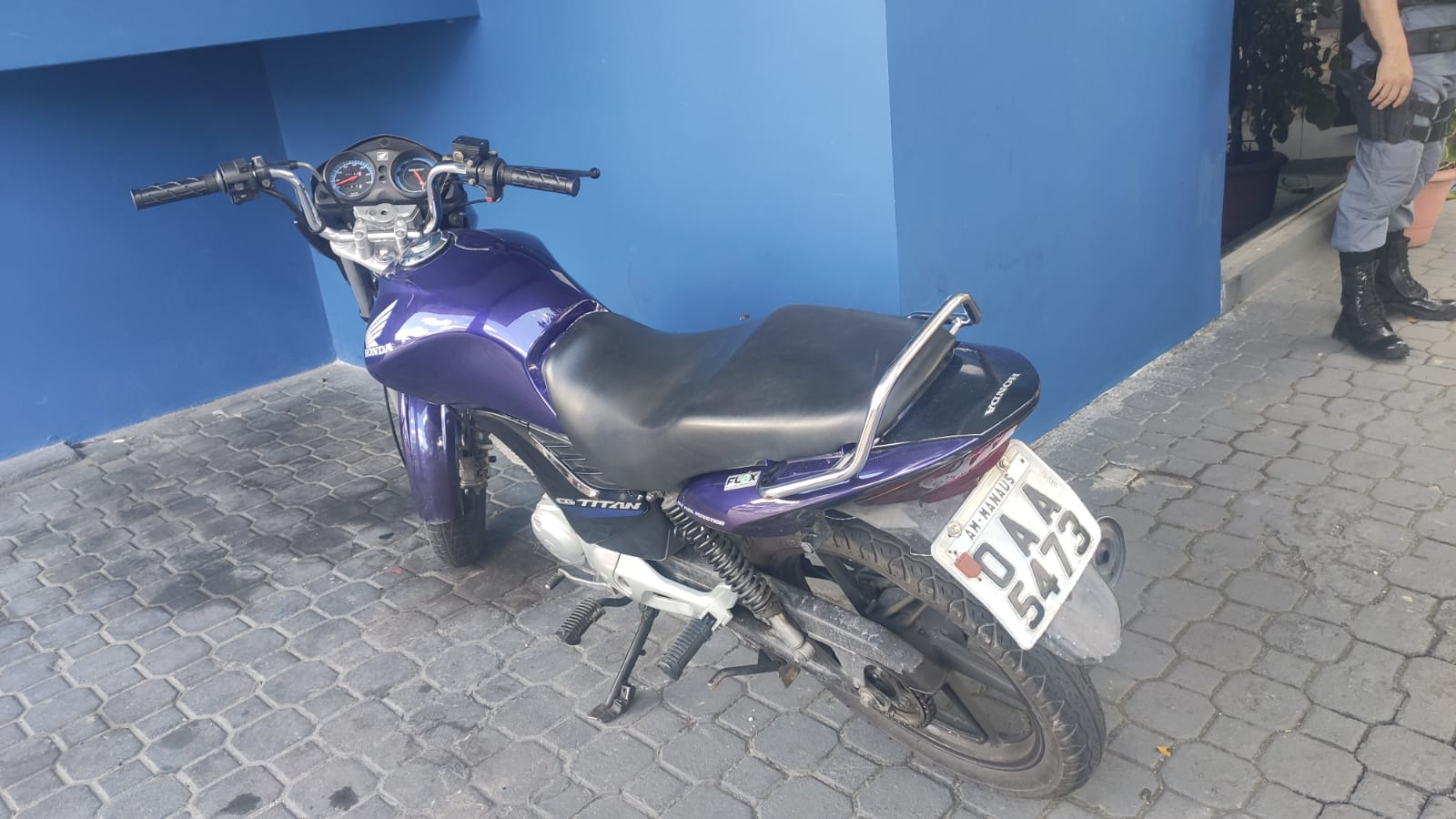 Homem é preso ao ser flagrado passeando em moto roubada em Manaus