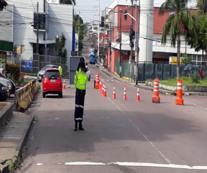 Obra de drenagem interrompe trânsito em avenida de Manaus