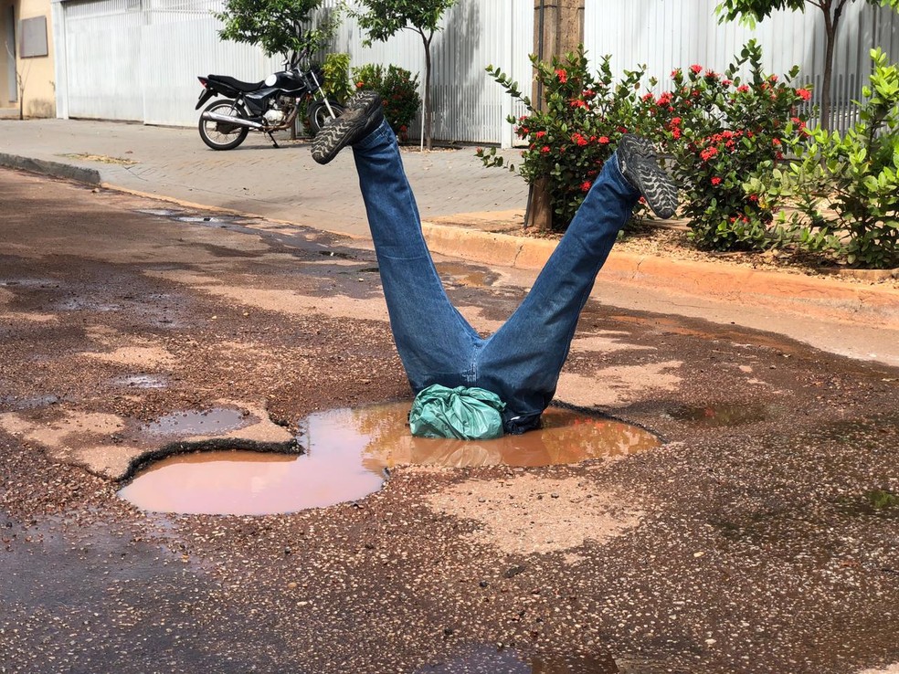 Artista constrói boneco realista e põe em buraco após acidente 