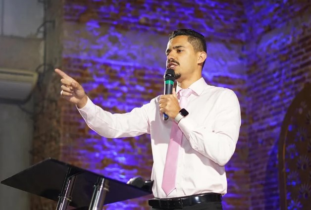 Meia do São Paulo, pastor André Anderson prega em igreja humilde