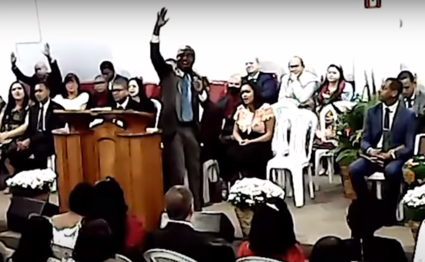 Vídeo: Pastor morre após passar mal ao cantar música sobre morte