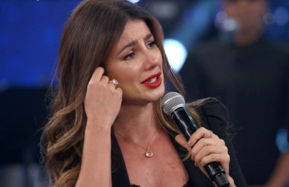 No Domingão, Paula Fernandes chora ao falar de Marília Mendonça; Vídeo