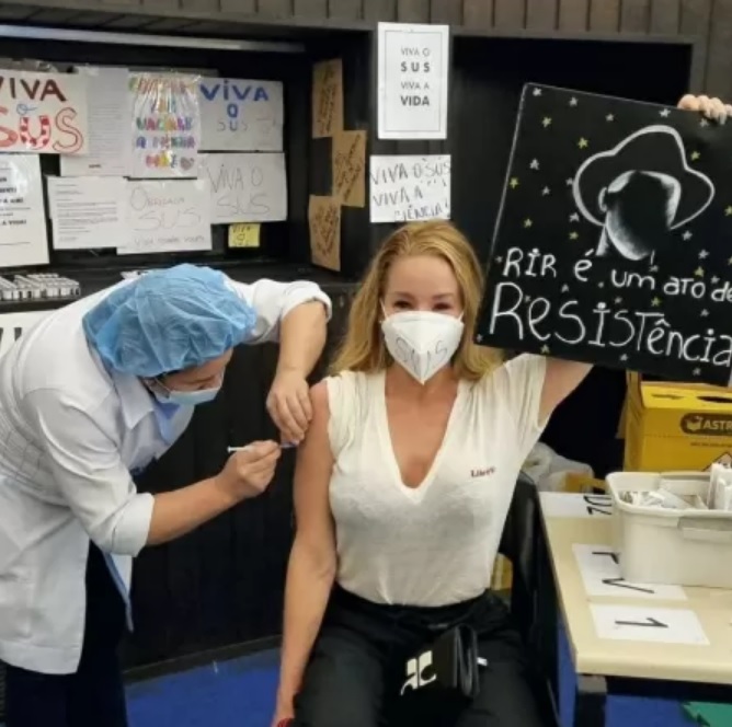 Ingrid Guimarães e Danielle Winits homenageiam Paulo Gustavo em vacinação contra covid