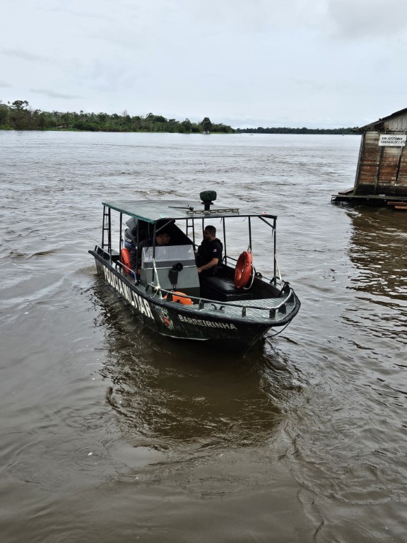 Homem é preso por ferir cabeça da esposa e filha com timão de embarcação em Barreirinha