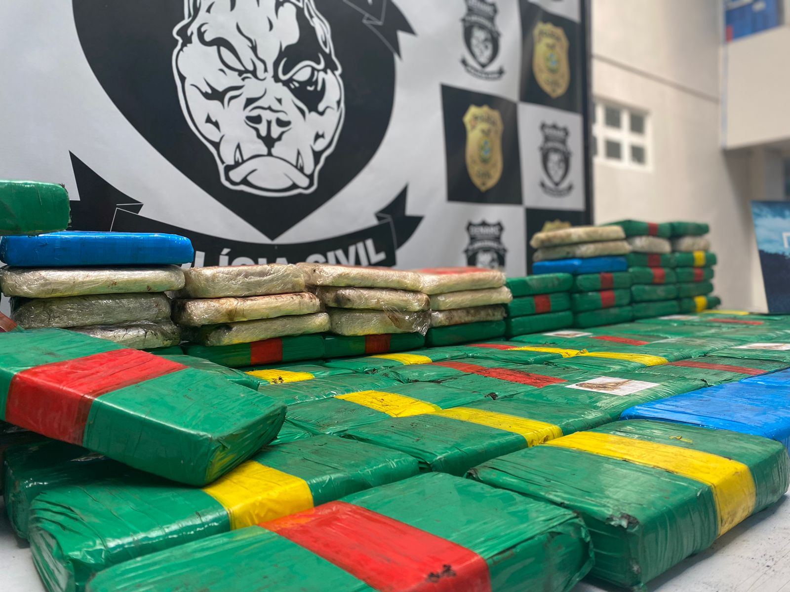 Cocaína avaliada em R$ 2 milhões é encontrada em botijas em Manaus