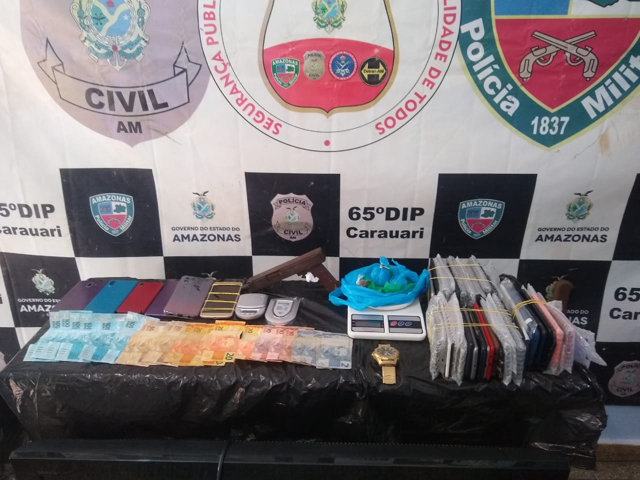 Casal é preso com arma, drogas e celulares no Amazonas