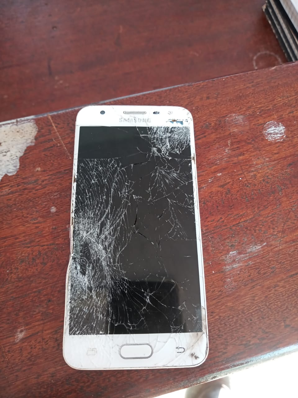 Homem é preso por quebrar celular da ex e a empurrar em madeira com pregos no Amazonas