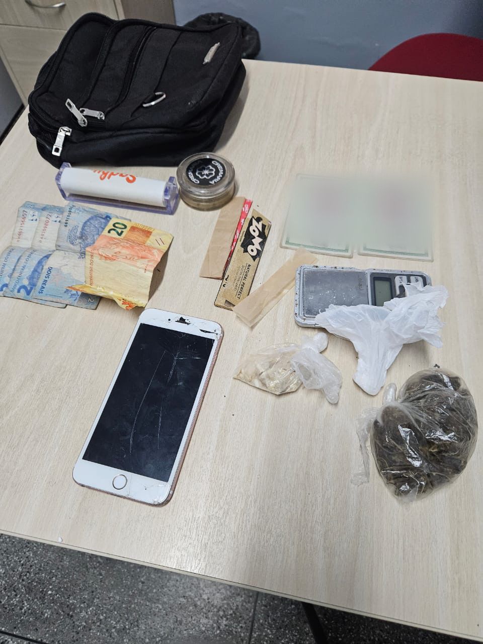 Gêmeos são presos por vender drogas na zona norte de Manaus