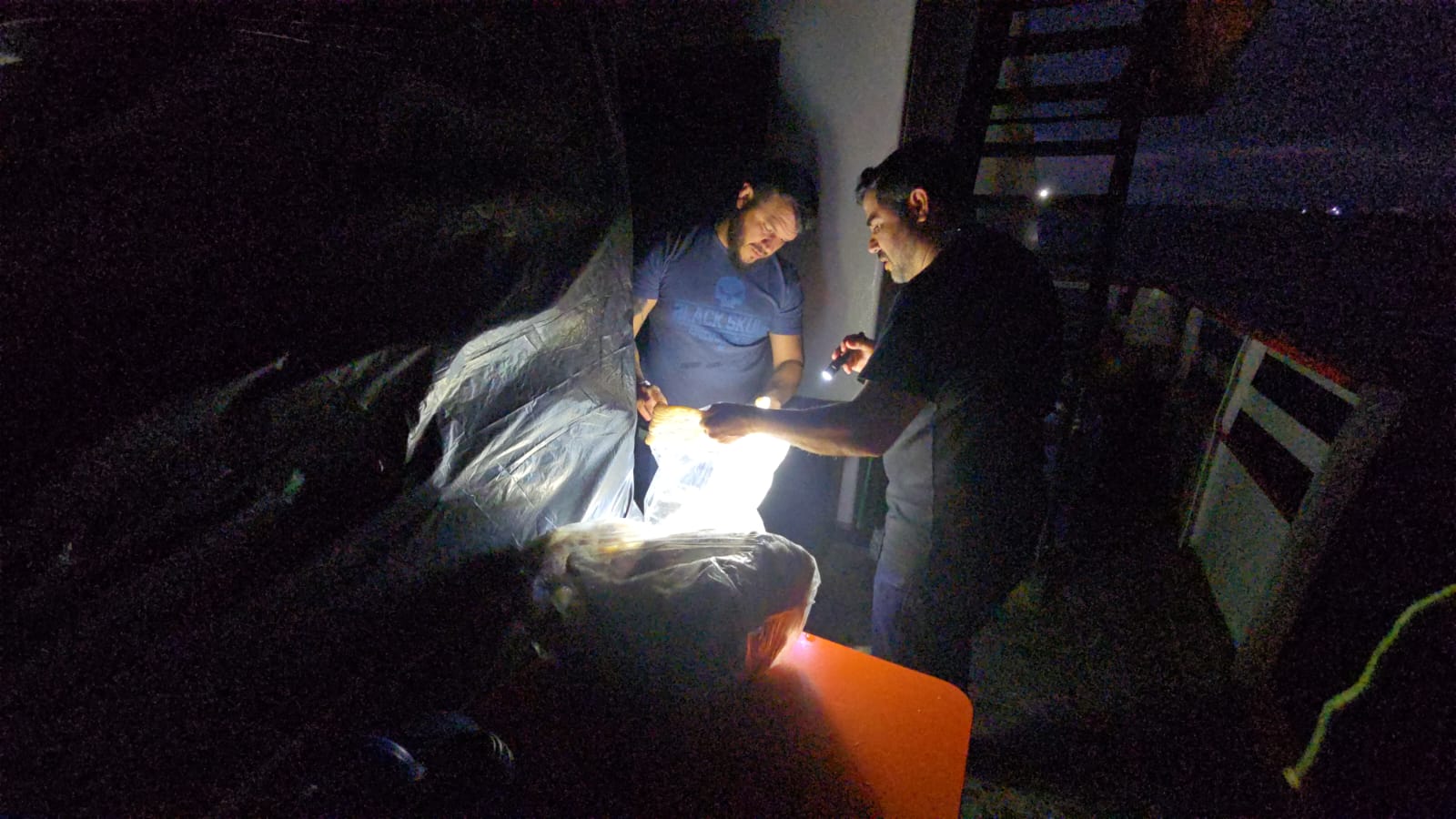 Polícia apreende 100 kg de carne de jacaré em embarcação no porto do Educandos