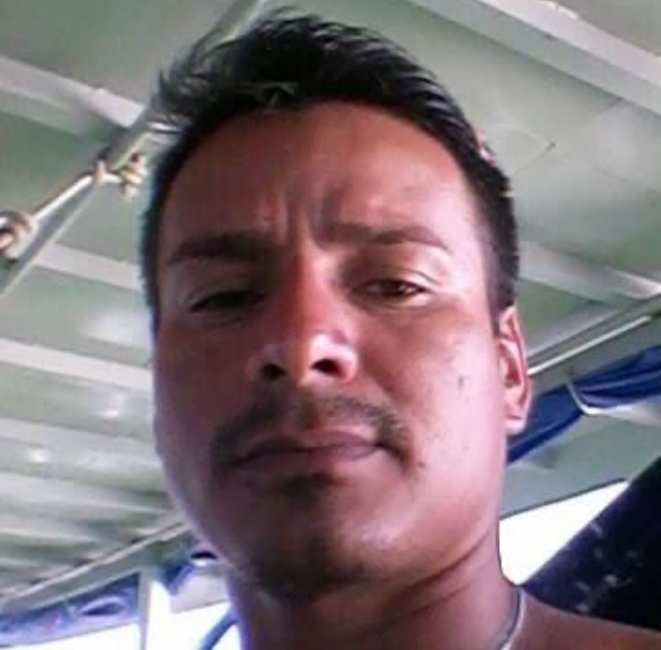 Polícia procura marido que matou esposa a terçadadas na frente da filha de 4 anos