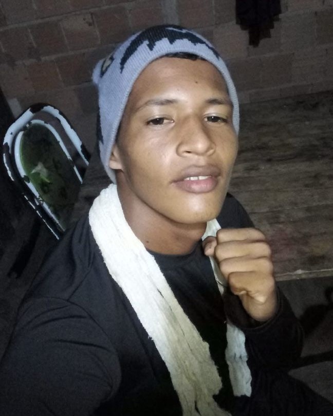 Homem tenta estuprar idosa após ela atender porta em Uarini; suspeito é procurado