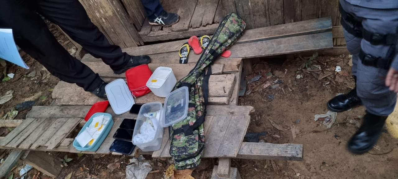 'Rosa' e 'Tchorrou' escapam da polícia e abandonam drogas e armas no Amazonas