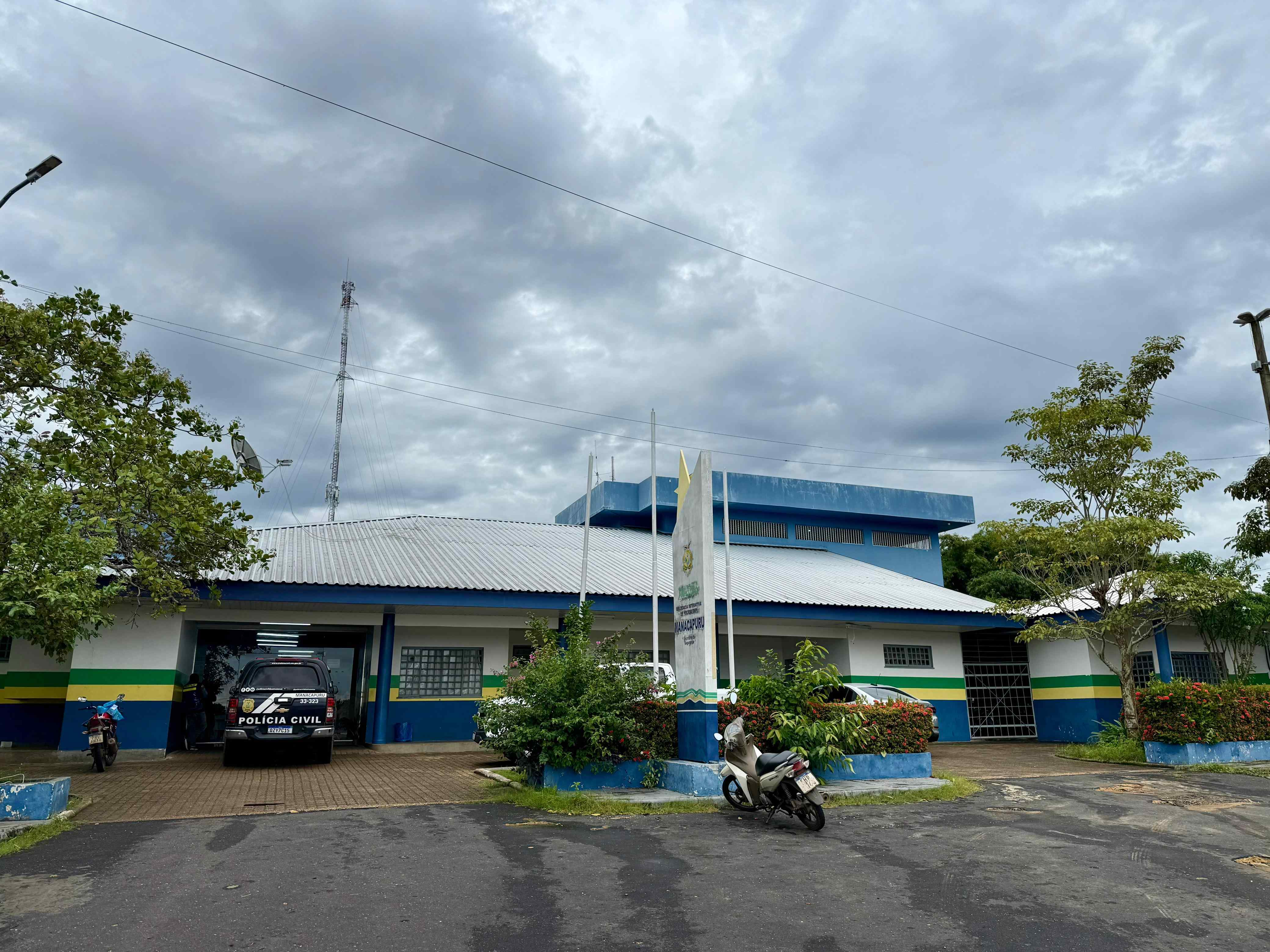 Mulher desmaia após ser agredida por ex no meio da rua no Amazonas