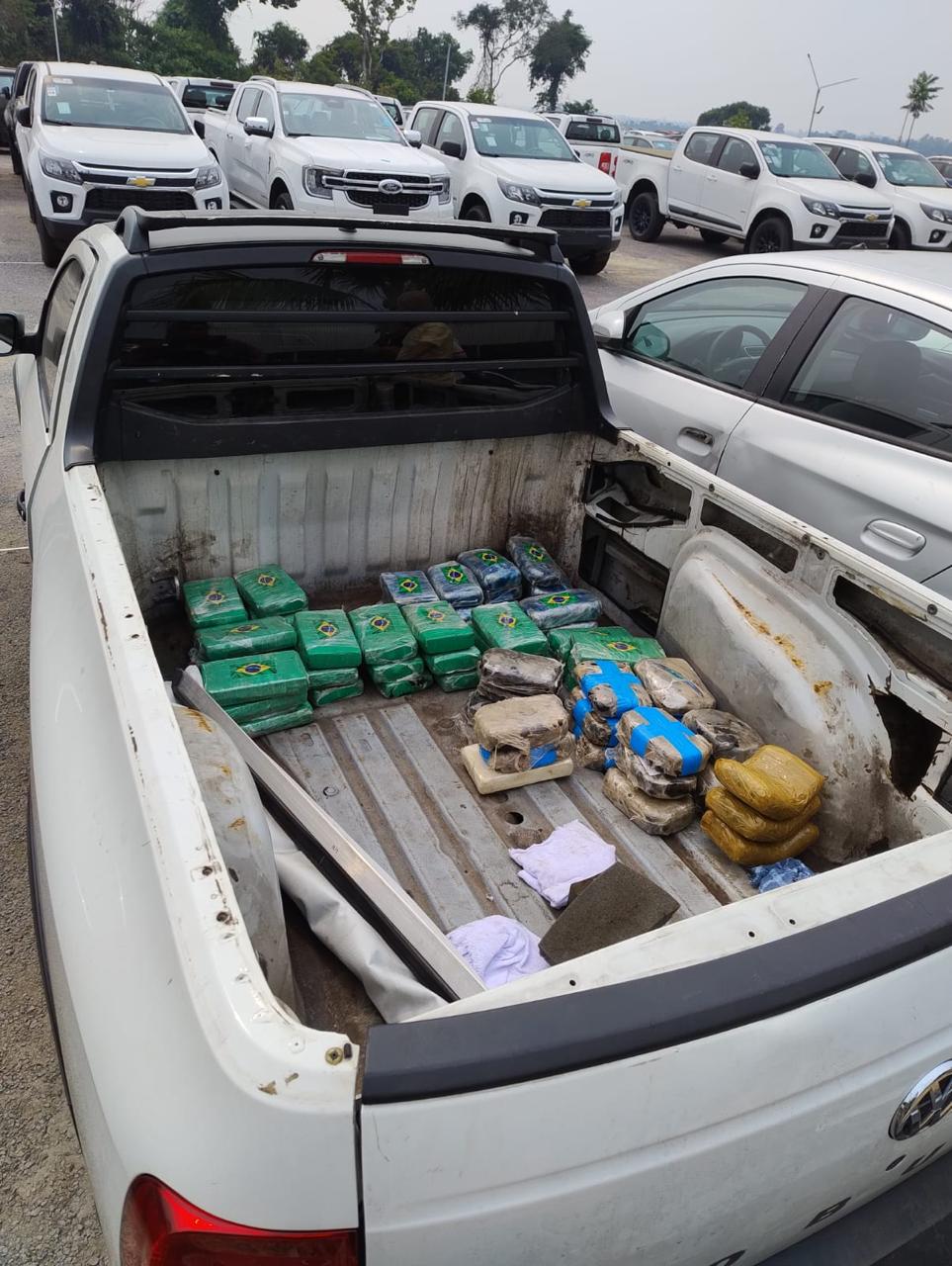 Cocaína avaliada em R$1 milhão é encontrada em carroceria de carro em Manaus