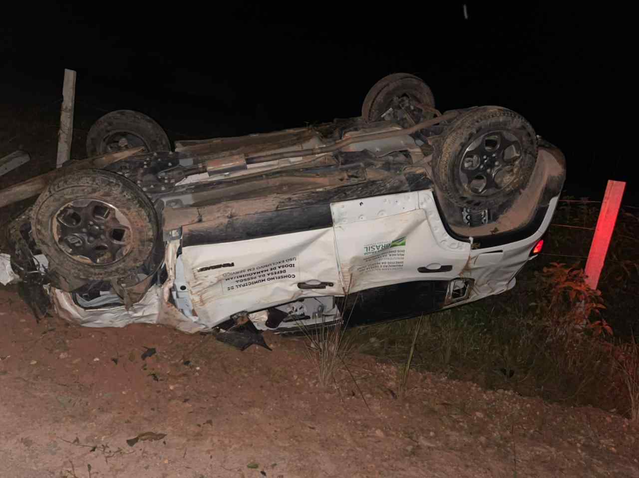 Dupla rende servidora pública, rouba carro da prefeitura e capota veículo no Amazonas