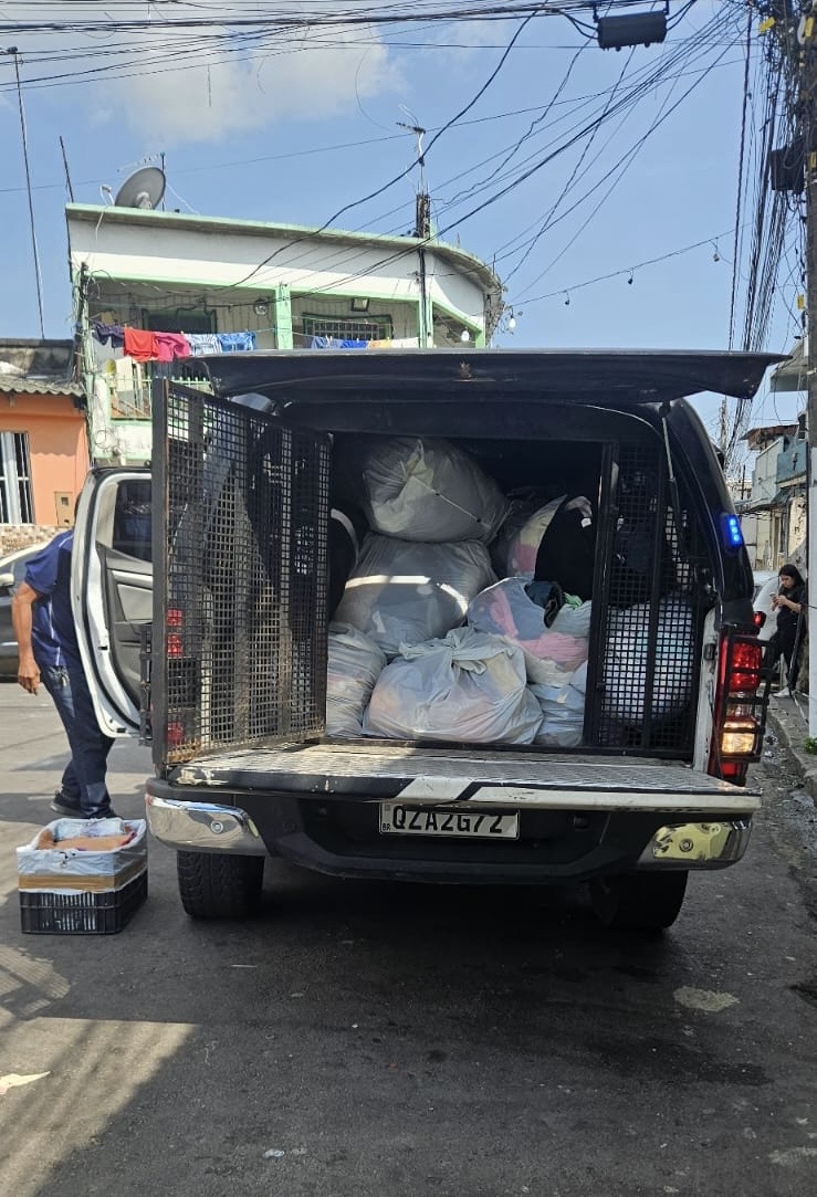 Polícia apreende sacolas cheias de produtos furtados e prende suspeita em Manaus