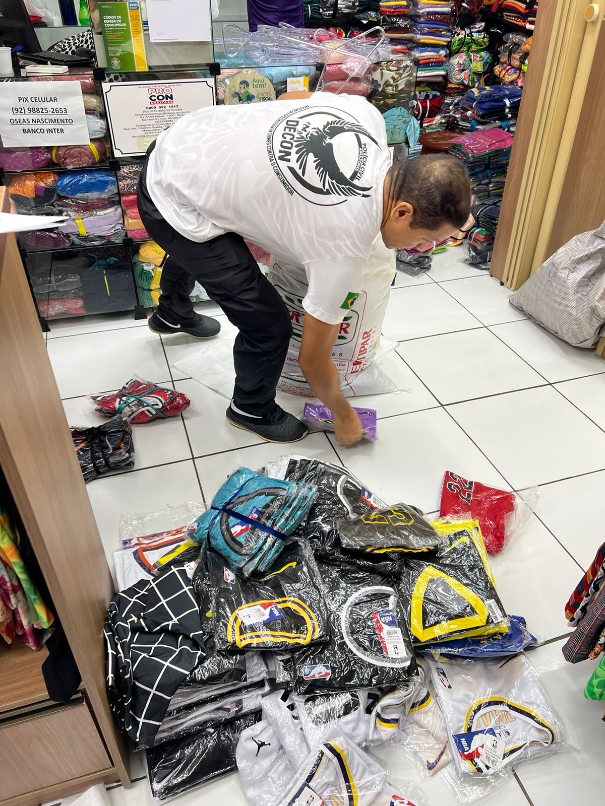 Fiscalização apreende 1.500 produtos falsificados em lojas no Centro de Manaus