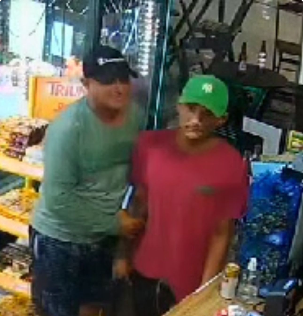 Polícia procura suspeitos de assaltar e destruir loja de conveniência no Nova Cidade