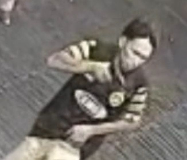 Homem que colocou arma na cabeça de vítimas durante roubo a choperia é procurado em Manaus