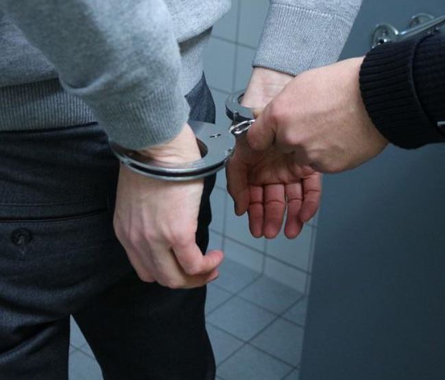 Homem é preso após fazer arrastão em café da manhã e ser rastreado por vítima em Manaus