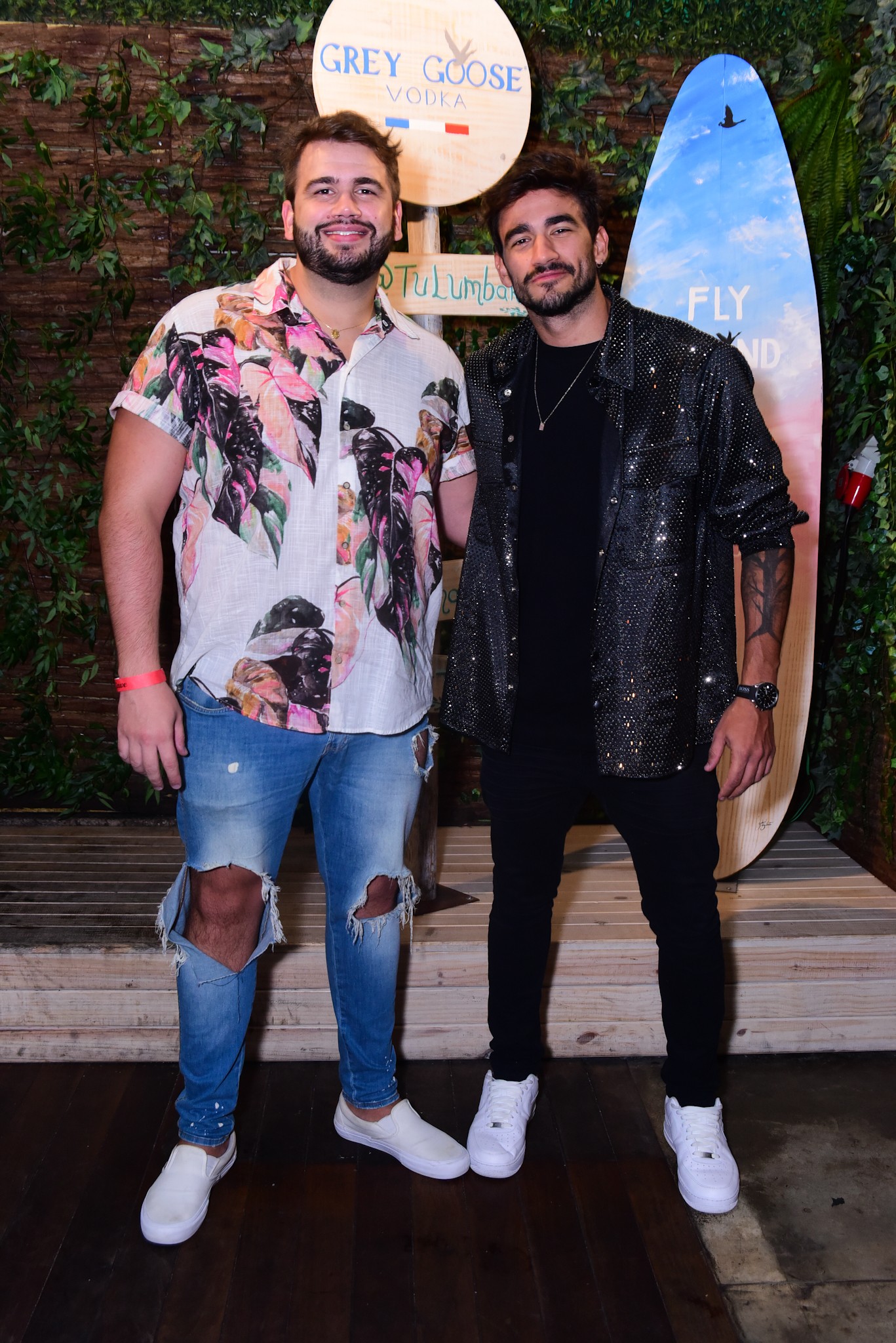 Ex-bbb Gui Napolitano faz rara aparição com irmão gêmeo em festa de aniversário