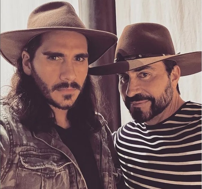 Padre Fábio de Melo posa com Gabriel Sater, de Pantanal: ‘de diabo ele não tem nada'