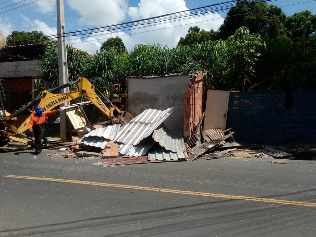 Barracas e banheiro construídos em calçada são demolidos em Manaus