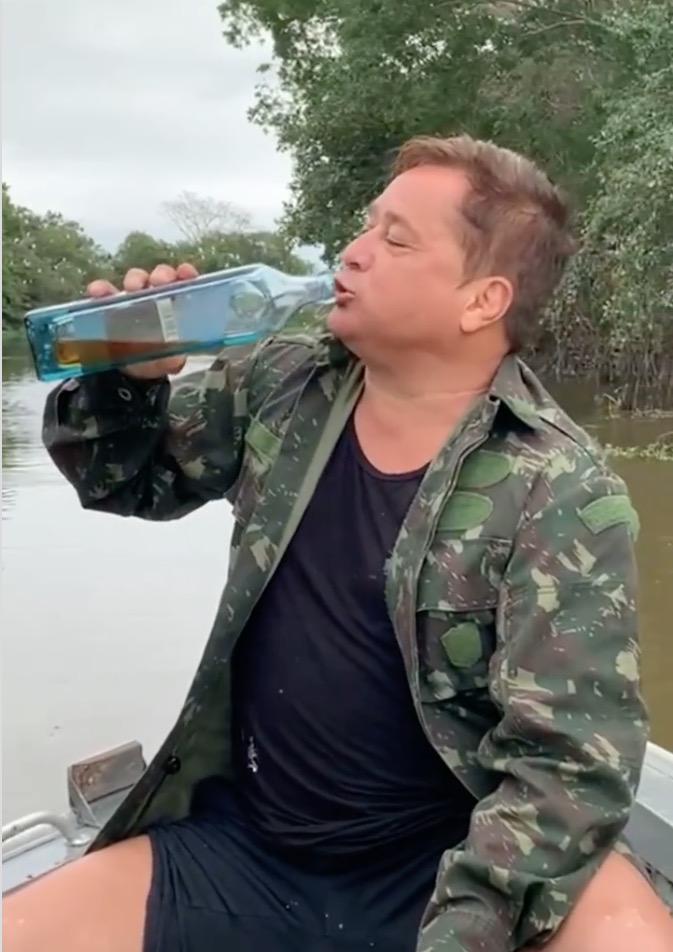 Cantor Leonardo come peixe vivo durante pesca e choca internautas; vídeo