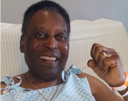 Internado para tratar câncer, Pelé manda recado aos fãs