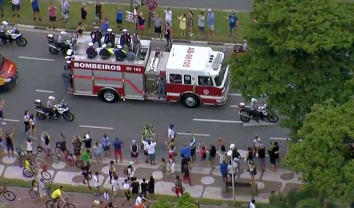 Termina velório de Pelé e caixão sai em cortejo pelas ruas de Santos