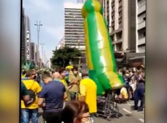 Pênis inflável vira atração em ato a favor de Bolsonaro