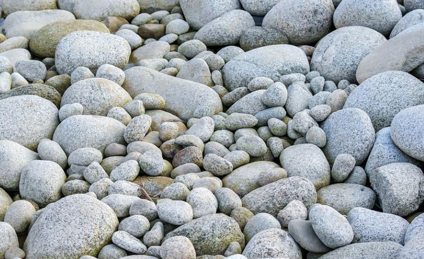 Jovem de 20 anos é sentenciada a ser apedrejada até a morte