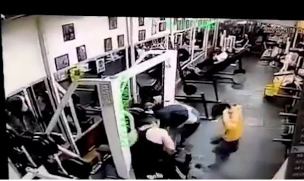 Mulher morre esmagada por peso em academia