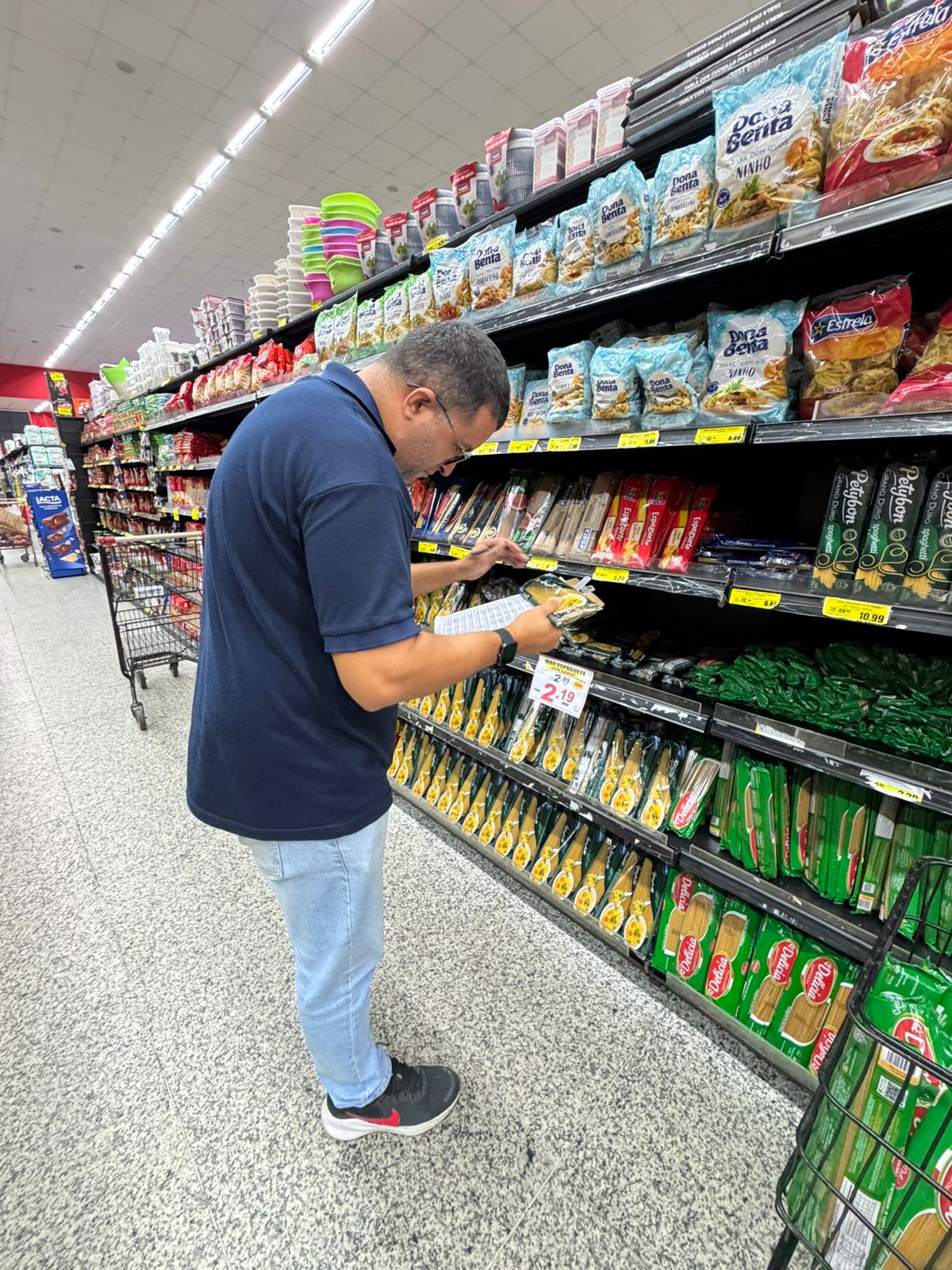 Procon registra variação de preços da cesta básica em supermercados de Manaus