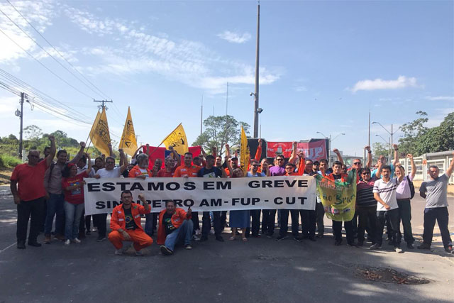 Petroleiros cruzam os braços e protestam por salários atrasados em Manaus 