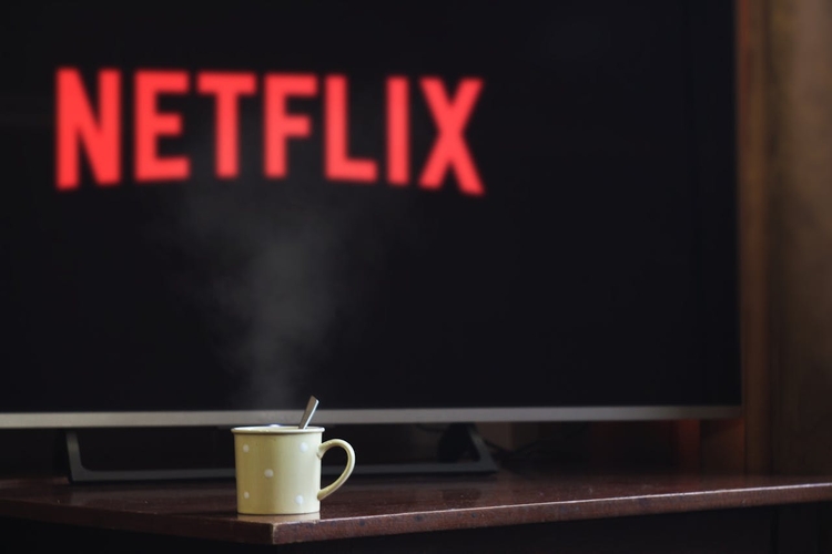 Netflix encerra seu plano básico e transfere assinantes para versão com anúncios