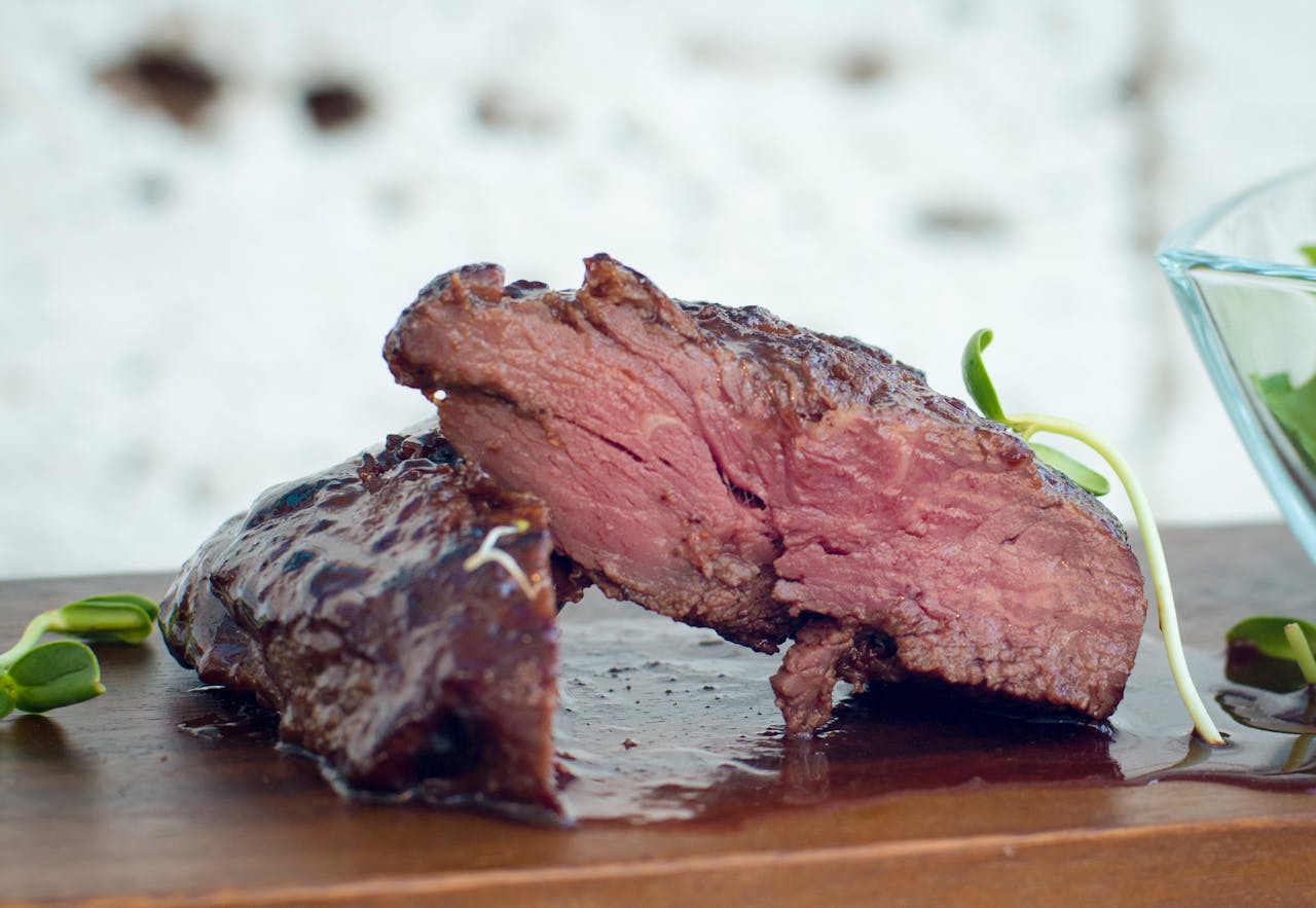 Alto consumo de carne vermelha está entre as principais causas de câncer de intestino