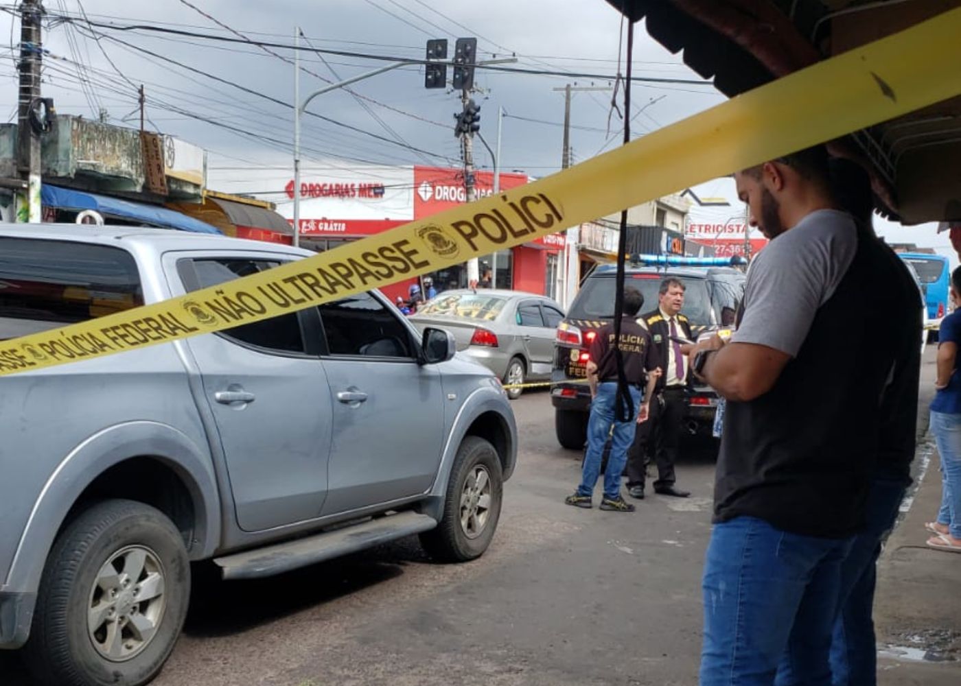 Acidente entre viatura da PF e moto deixa trânsito caótico em avenida de Manaus