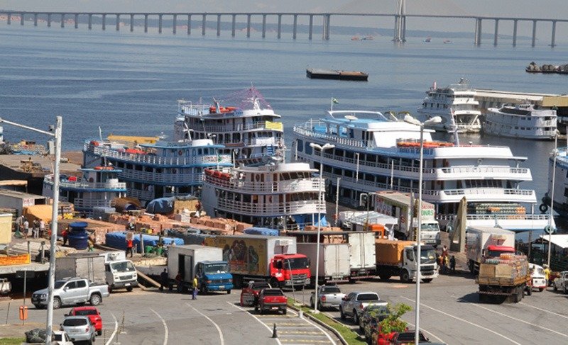 Polícia apreende drogas escondidas em barco em porto de Manaus