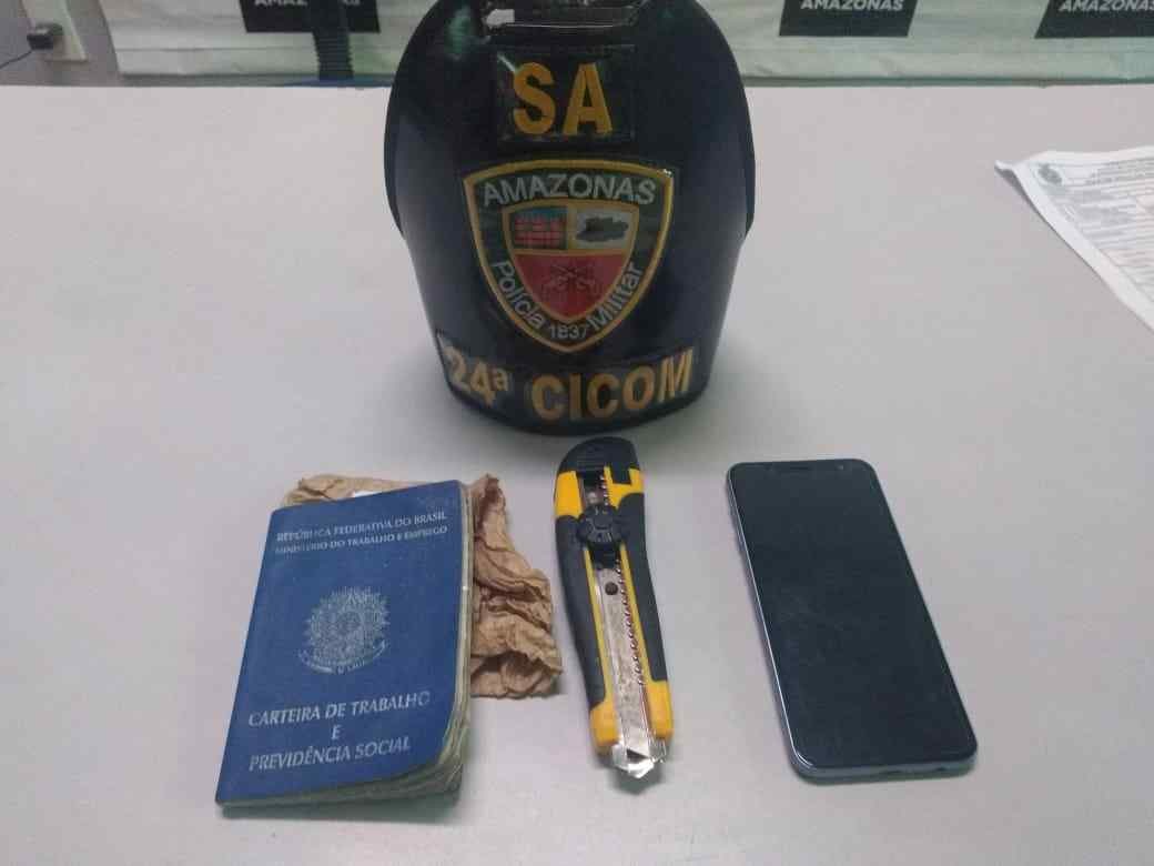 Mulher tem celular roubado enquanto baixava aplicativo no Centro de Manaus 