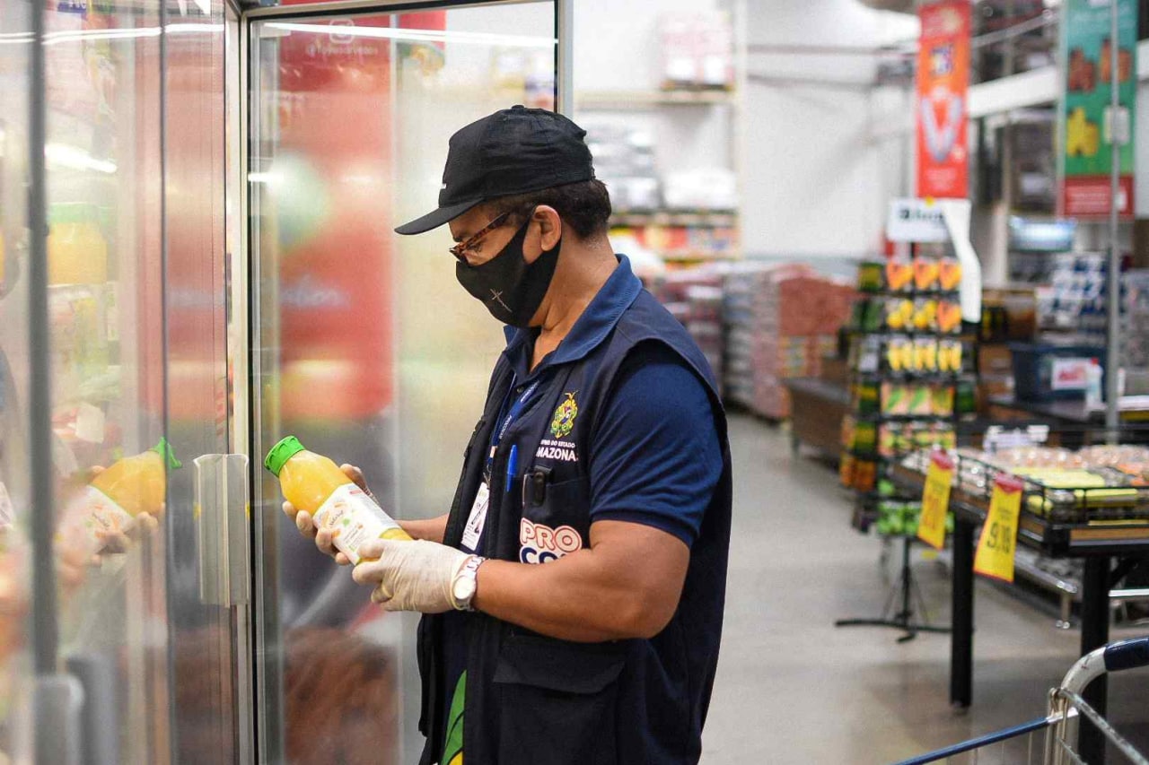Supermercado é flagrado vendendo produtos vencidos em Manaus 