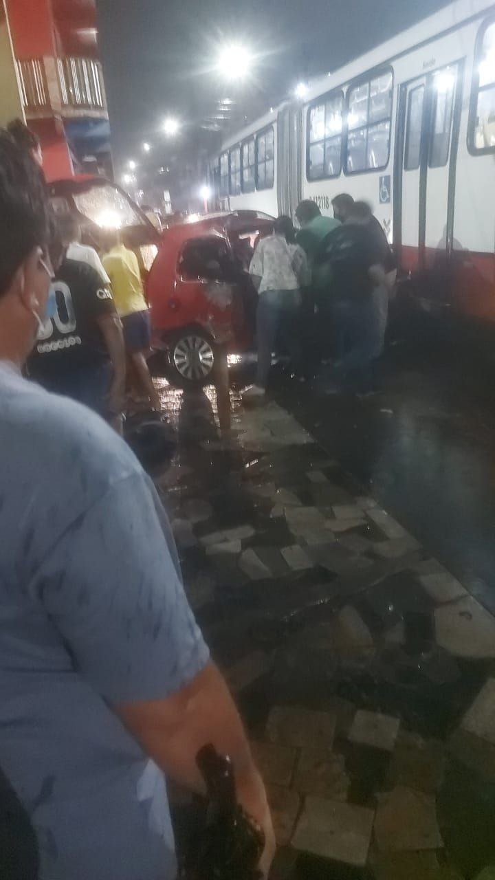 Grave acidente entre carro e ônibus da linha 448 deixa 2 pessoas feridas em Manaus