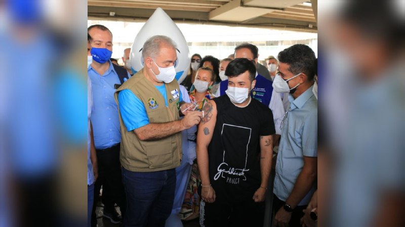 Ministro da Saúde visita posto da vacinação e Centro de testagem da Covid em Manaus